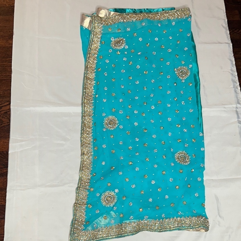 Elegant 2 Piece Sari & Accessories Outfit Turquoise Blue & Gold - Picture 8 of 17